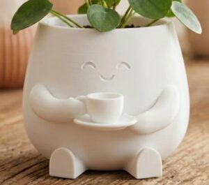 Vaso decorativo branco segurando xícara de café