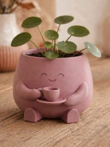 Vaso rosa segurando café