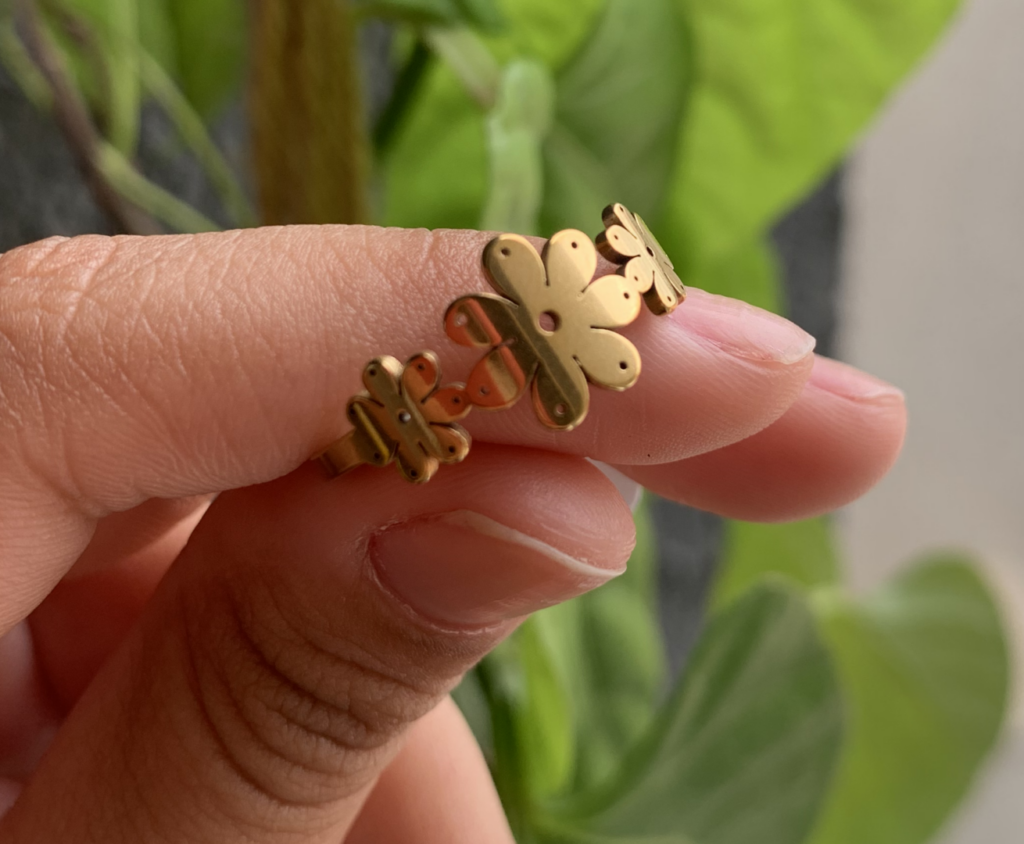 anel floral dourado