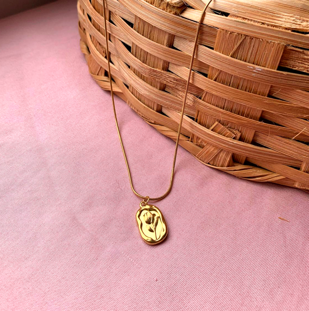 colar banhado a ouro com pingente de rosa