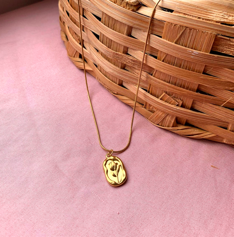 Colar Banhado a Ouro com Pingente de Rosa | Delicado e Elegante