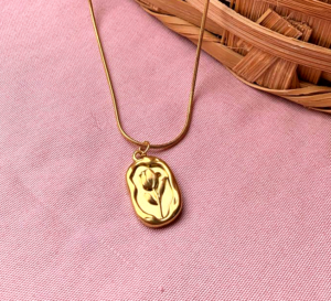 colar banhado a ouro com pingente de rosa