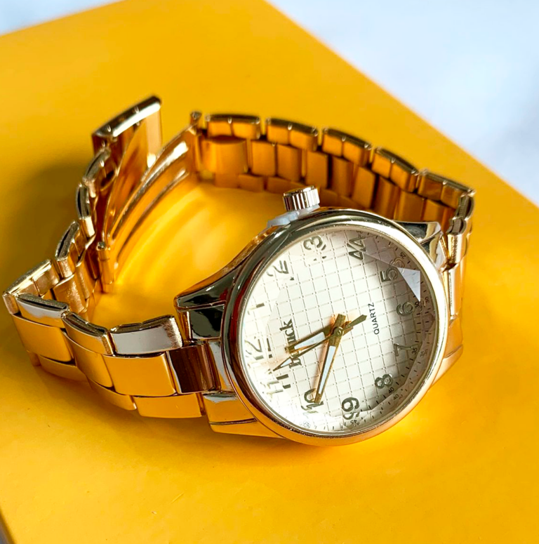 Relógio de Pulso Quartz Dourado em Aço Inoxidável