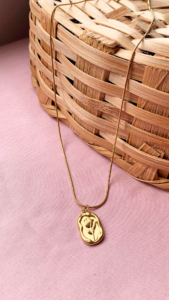 colar banhado a ouro com pingente de rosa