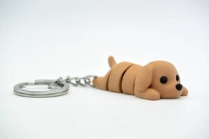 Chaveiro Cachorro Articulado 3D Flexi Dog Pequeno, fofo e impossível de deixar parado! O Chaveiro Cachorro Articulado 3D Flexi Dog transforma um simples chaveiro em um acessório interativo e cheio de personalidade. Seu corpo flexível possui partes articuladas que se movimentam quando manuseadas, criando aquele efeito característico dos modelos Flexi 3D. Flexível e articulado O principal diferencial do Flexi Dog é o movimento. Ao contrário de uma miniatura rígida, o cachorrinho articulado pode ser movimentado com as mãos, tornando o chaveiro muito mais divertido. É ideal para quem gosta de: Miniaturas articuladas Chaveiros flexíveis Objetos para manipular com as mãos Impressão 3D Cachorros Acessórios criativos Produtos colecionáveis Use na mochila, bolsa ou nas chaves O chaveiro de cachorro 3D pode acompanhar você no dia a dia. Use em: Chaves Mochilas Bolsas Estojos Necessaires Malas Chaveiros de coleção Além de funcional, ele adiciona um detalhe divertido ao acessório onde for colocado. Um chaveiro para quem ama cachorro 🐶 Cachorros estão entre os animais de companhia mais populares do mundo e possuem uma longa história de convivência com os seres humanos. Você pode conhecer mais curiosidades sobre os cães em Domestic Dog — National Geographic. O Flexi Dog leva essa paixão pelos cachorros para um pequeno acessório que você pode carregar para qualquer lugar. Também é divertido de manipular O movimento das partes articuladas faz com que o chaveiro também funcione como um pequeno objeto para mexer com as mãos. Você pode movimentar o cachorrinho repetidamente enquanto espera, estuda ou simplesmente está com o chaveiro por perto. A experiência pode variar conforme as preferências de cada pessoa. Presente criativo para quem ama cachorros O Chaveiro Cachorro Articulado 3D também é uma ótima opção de mimo. Pode agradar especialmente: Pessoas que amam cachorros Tutores de pets Colecionadores de chaveiros Fãs de impressão 3D Crianças, conforme a faixa etária indicada Adolescentes Adultos Pessoas que gostam de miniaturas flexíveis É um presente simples, acessível e cheio de personalidade. Por que escolher o Flexi Dog? Design fofo de cachorro Corpo flexível e articulado Produzido em impressão 3D Divertido de manipular Ideal para chaves e mochilas Pode ser usado em bolsas e estojos Pequeno e fácil de transportar Ótimo para colecionar Presente para quem ama cachorros Excelente custo-benefício Conheça outros produtos da Casa&decor 3D O Flexi Dog – Chaveiro Cachorro Articulado 3D é um produto da Casa&decor 3D. Conheça também os outros produtos da Casa&decor 3D disponíveis na OnCompre e encontre chaveiros, miniaturas articuladas, fidgets e outras peças criativas produzidas em impressão 3D. Aproveite a promoção Preço normal: R$ 17,00 🐶 Preço promocional: R$ 14,00 Economia de R$ 3,00. Garanta seu Chaveiro Cachorro Articulado 3D Flexi Dog e leve essa fofura com você para onde quiser.